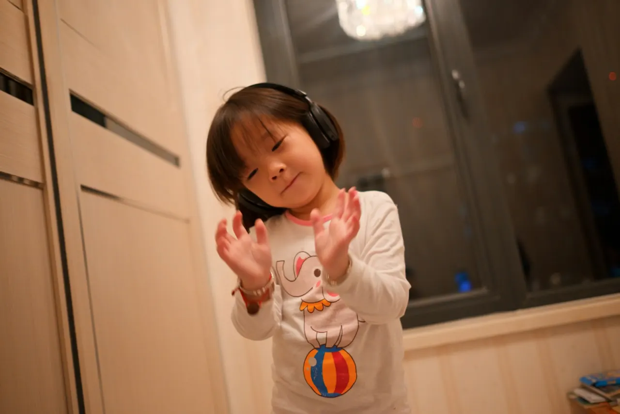 孩子戴着耳机听英语内容